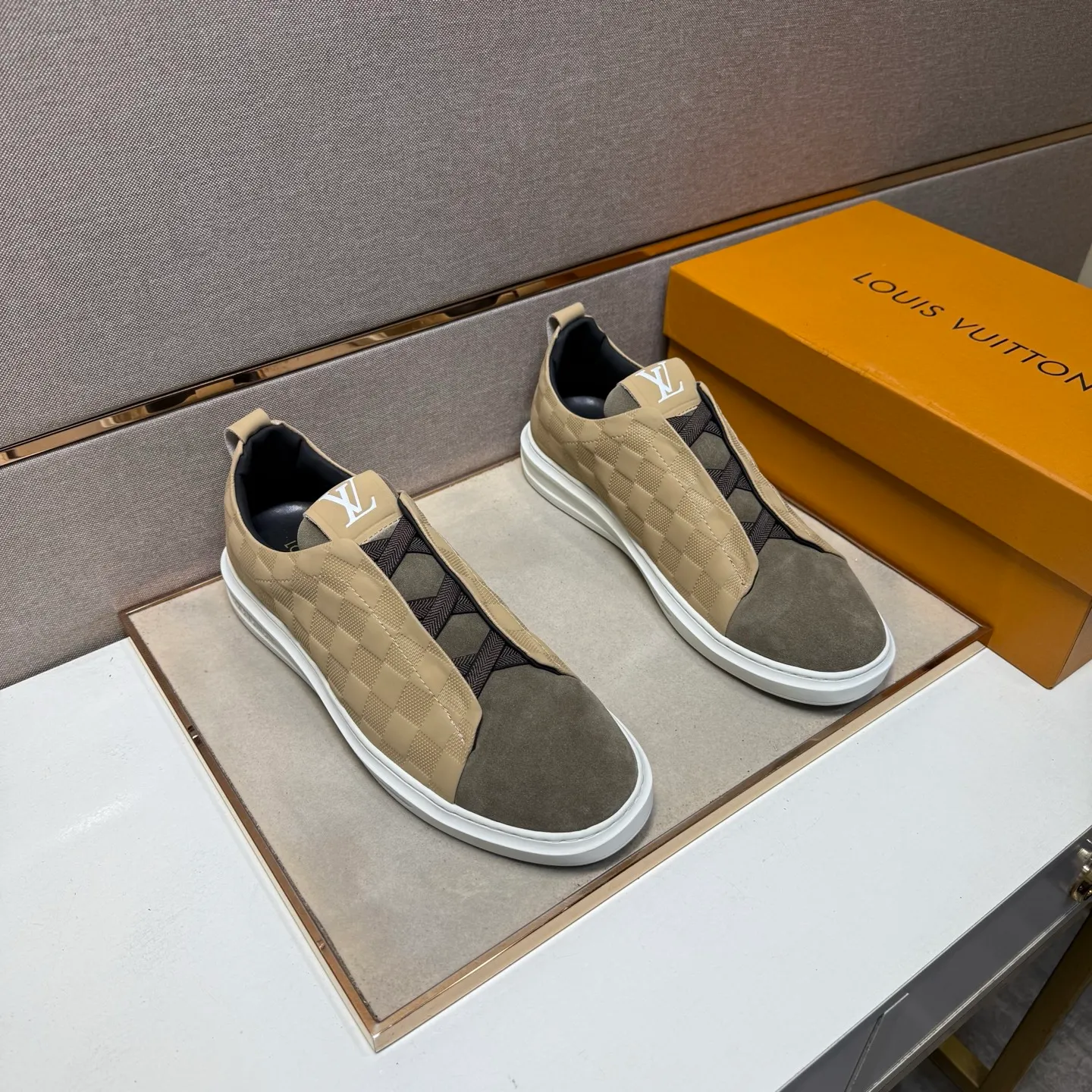 ⬛️Men's shoes 💰p442【LV～】Men's casual shoes 2025z cabinet sales simultaneously 🔶Size: 38-44#️⃣ 🔷2 colors🔜The upper is made of multi-material splicing➕Genuine leather lining, comfortable and breathable, sole: original comfortable and wear-resistant outsole, ⚠️Real shot📱Photographed🎬The real thing is better📢📢📢